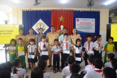Tuyên truyền luật giao thông cho học sinh và tặng quà cho các em có hoàn cảnh khó khăn của trường tiều học Nguyễn Tri Phương, năm học 2020- 2021