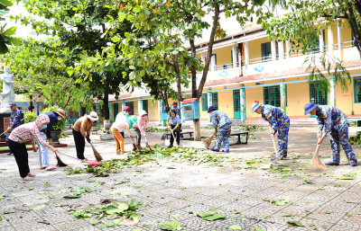 Công tác dọn dẹp sau bão Noru của Trường Tiểu học Nguyễn Tri Phương