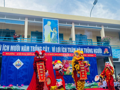 Liên đội Trường TH Nguyễn Tri Phương tổ chức Tết trung thu cho các em học sinh