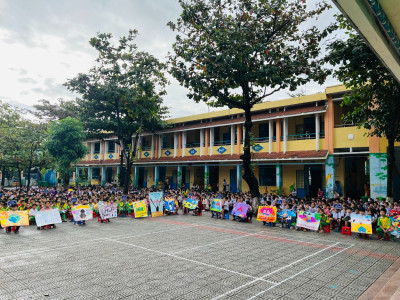 Liên đội Trường Tiểu học Nguyễn Tri Phương tổ chức tuyên truyền tháng phòng chống HIV/AIDS, ma tuý và tệ nạn xã hội trong trường học