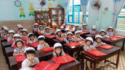 Thực hiện chương trình "Giữ trọn ước mơ” công ty Honda Việt Nam trao tặng 343 chiếc mũ bảo hiểm cho Trường Tiểu học Nguyễn Tri Phương.