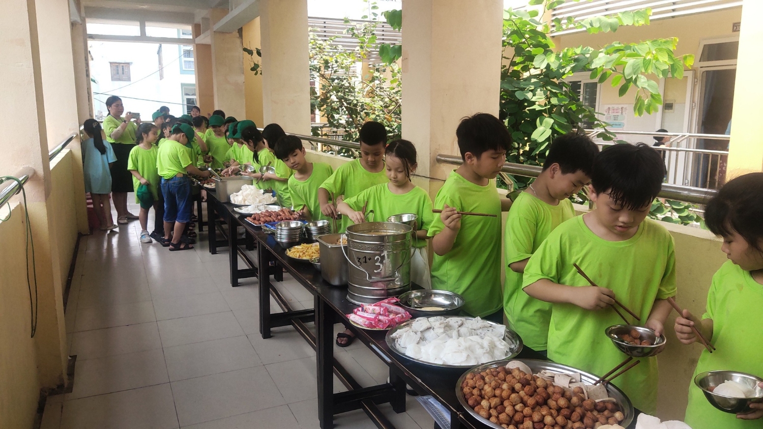 Trường Tiểu học Nguyễn Tri Phương tổ chức tiệc Buffet cho các em học sinh.
