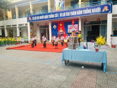 Liên đội Trường Tiểu học Nguyễn Tri Phương tổ chức ngày Hội sách và văn hóa đọc Việt Nam 21/04, năm học 2022-2023.