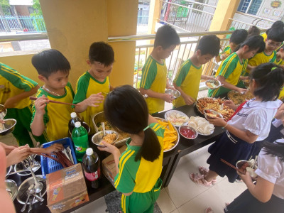 Trường Tiểu học Nguyễn Tri Phương tổ chức tiệc Buffet cho các em học sinh.