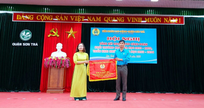 Công đoàn Trường Tiểu học Nguyễn Tri Phương vinh dự nhận Cờ thi đua của Liên đoàn Lao động thành phố Đà Nẵng