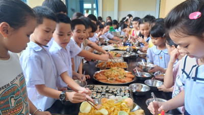 Trường Tiểu học Nguyễn Tri Phương tổ chức tiệc buffet cho học sinh vui đón Tết Trung thu năm 2023