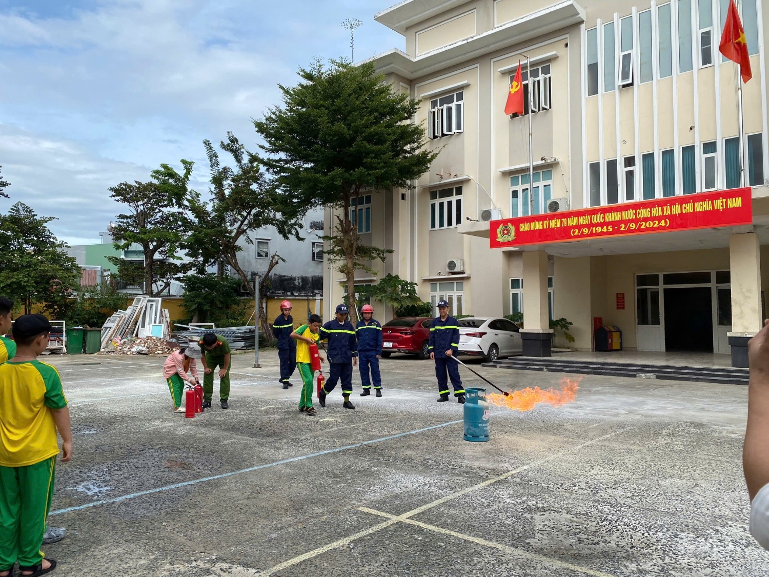 Liên Đội trường TH Nguyễn Tri Phương  đã tham gia buổi tập huấn  tại Đội Cảnh sát phòng cháy chữa cháy và Cứu nạn cứu hộ