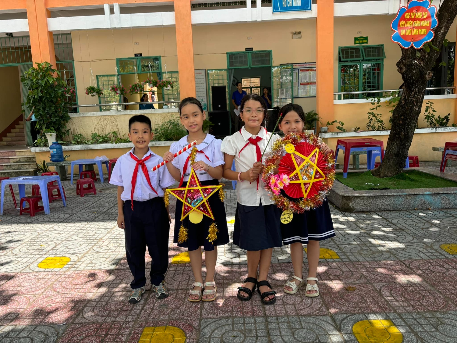 Liên đội trường Tiểu học Nguyễn Tri Phương tham gia Hội thi “Lồng đèn thắp sáng ước mơ”