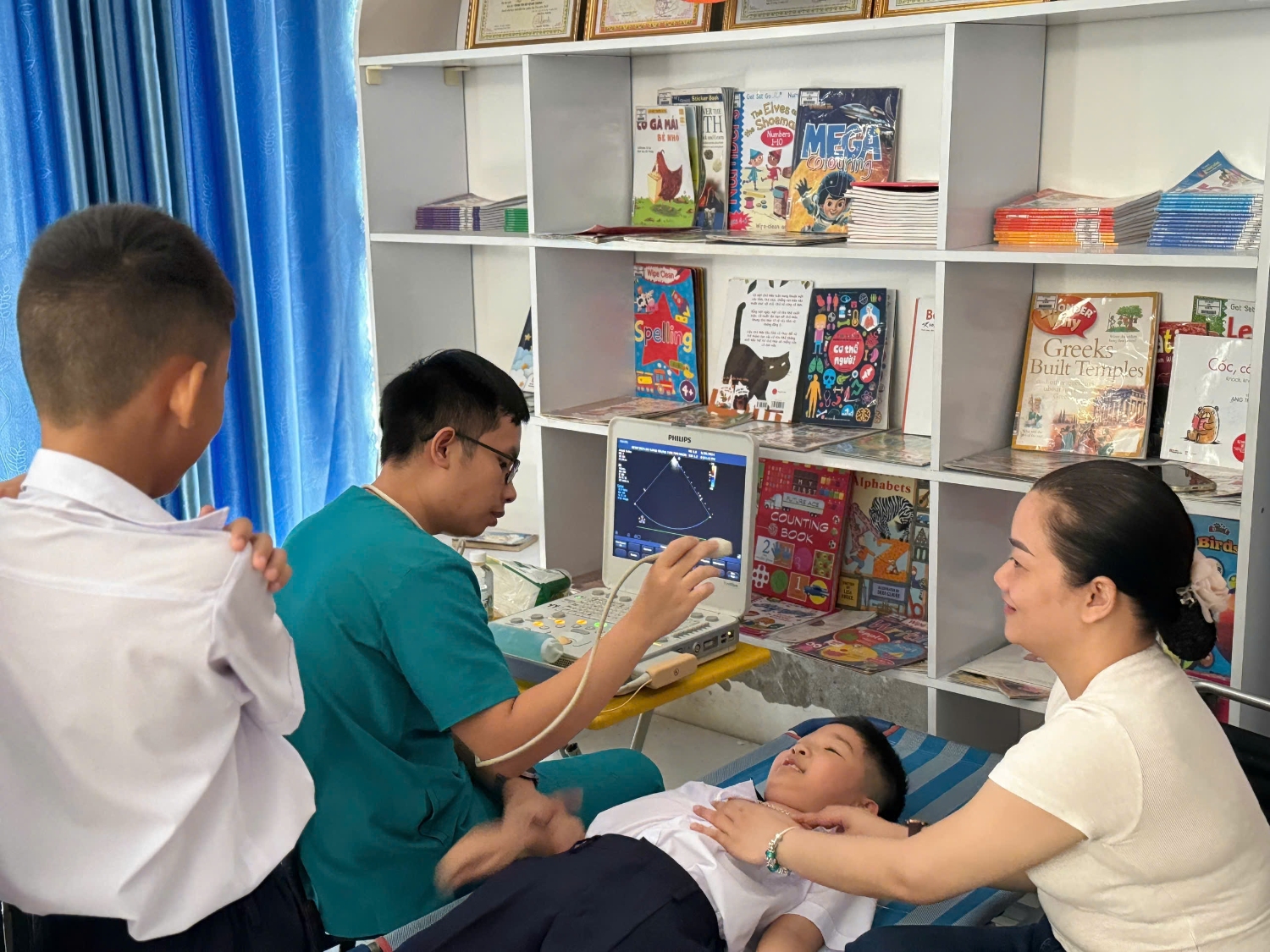 Khám sàng lọc bệnh lý về tim cho học sinh Trường Tiểu học Nguyễn Tri Phương