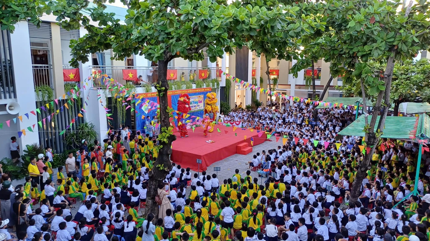 Liên đội Trường Tiểu học Nguyễn Tri Phương tổ chức Tết trung thu cho các em học sinh