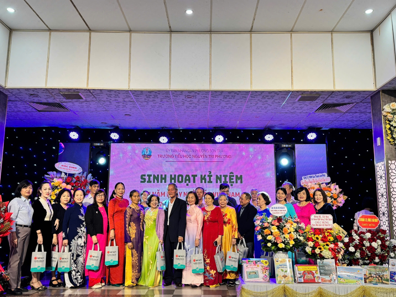 Trường Tiểu học Nguyễn Tri Phương tổ chức Lễ kỷ niệm 43 năm ngày Nhà giáo Việt Nam 20/11