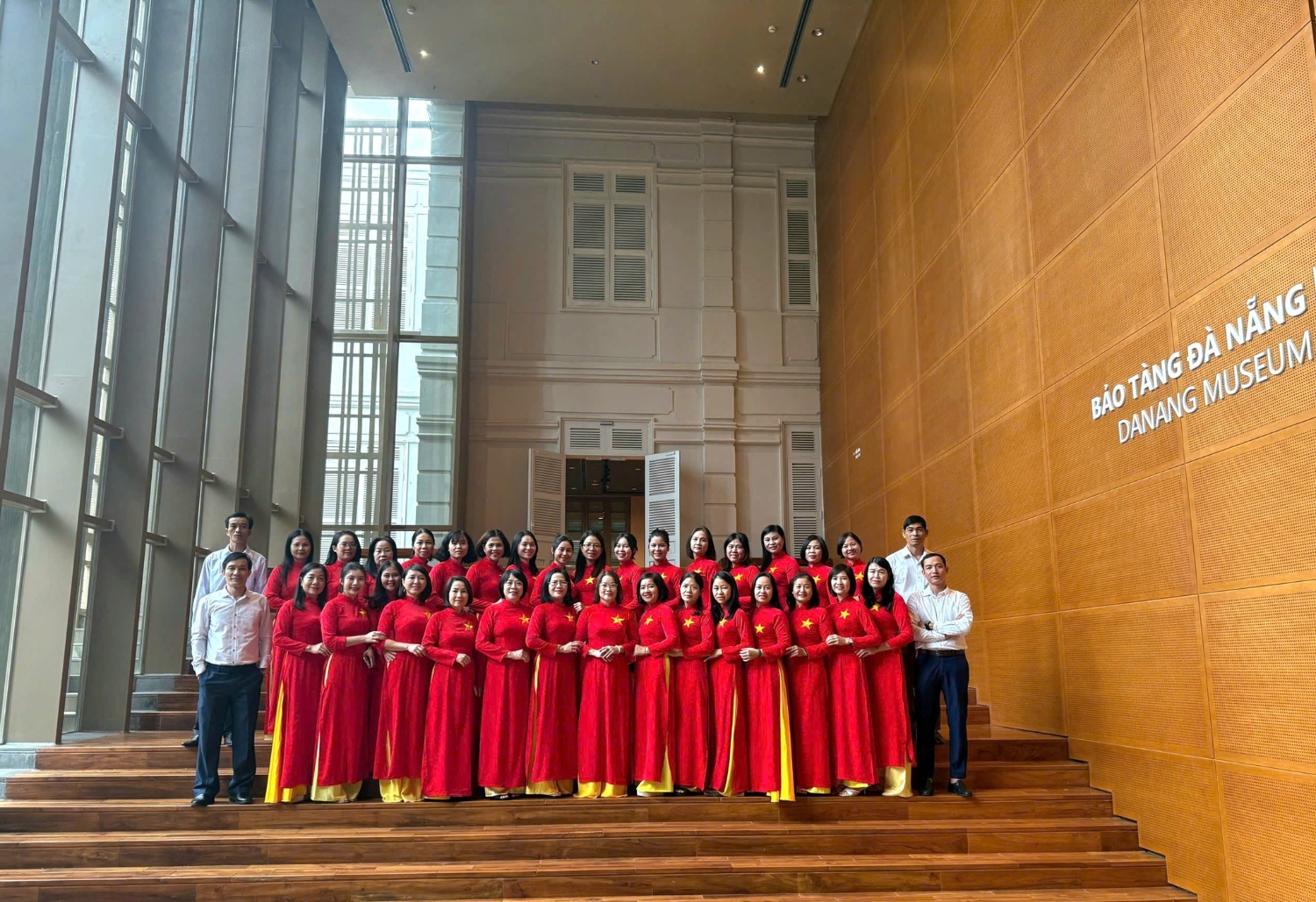 Chi bộ Trường Tiểu học Nguyễn Tri Phương tổ chức sinh hoạt chuyên đề tại Bảo tàng Đà Nẵng